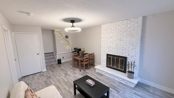 Interior - Clean Retreat Suite - Sleeps 4 (Queen bed+Futon) near Brampton Innovation GO Stn (Brampton)