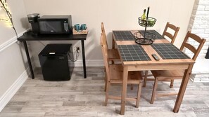 Dining - Clean Retreat Suite - Sleeps 4 (Queen bed+Futon) near Brampton Innovation GO Stn (Brampton)