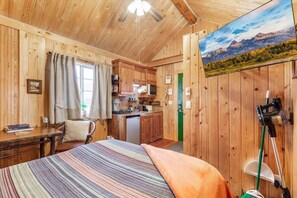 WiFi, bed sheets - Cozy River View Cabin Near Yellowstone (Chester)