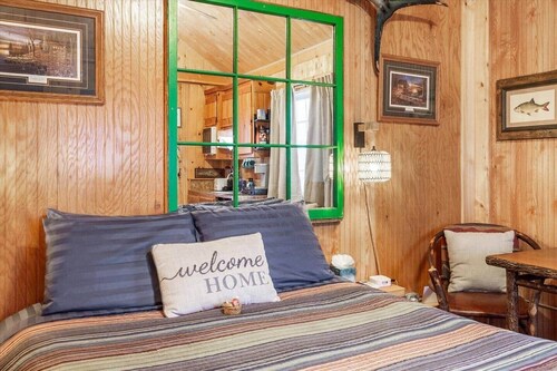 Cozy River View Cabin Near Yellowstone