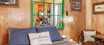 Cozy River View Cabin Near Yellowstone