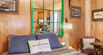 Cozy River View Cabin Near Yellowstone