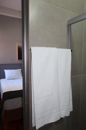 Shower, towels, toilet paper - B.Hotel Economy 888 (Belo Horizonte)