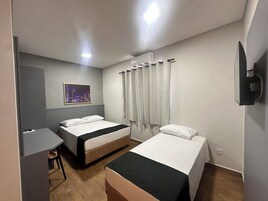 Espacio para trabajar con laptop y wifi gratis 