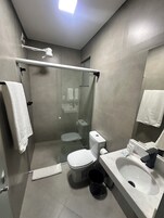Pancuran mandi, tuala disediakan, tisu tandas
