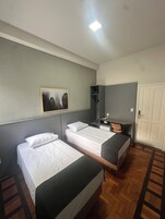 Espacio para trabajar con laptop y wifi gratis 