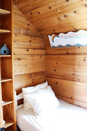 Room - Relaxing Spring Street Cottage with Ocean Views (New Shoreham)