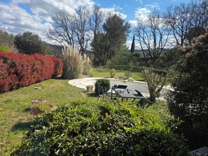 A garden with a curved pathway, outdoor seating, and a small pool. - Charming Provencal VILLA with large swimming pool in absolute calm in Saint-Zacharie (Saint-Zacharie)