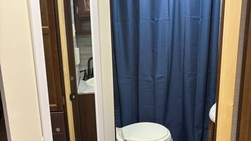 Toallas, jabón, champú y papel higiénico