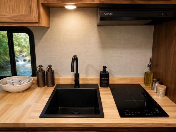 Réfrigérateur, micro-ondes, plaque de cuisson, lave-vaisselle