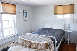 2 bedrooms, free WiFi, bed sheets - Oceanfront Apartment  Steps into Town (New Shoreham)