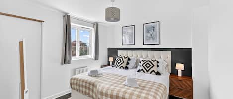 4 bedrooms, desk, iron/ironing board, travel crib