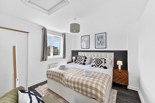 Stylish House • Pool Table • Driveway Parking • Fast Wifi by Yoko Property