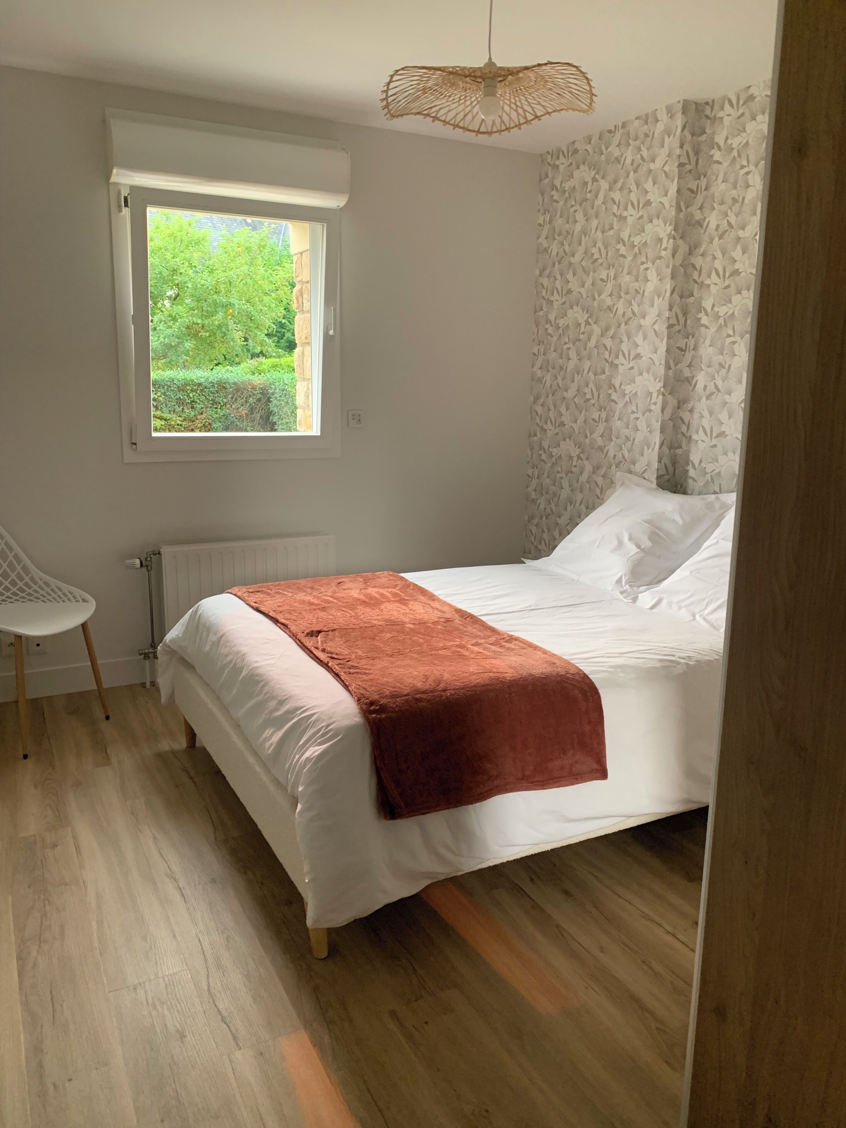 1 makuuhuone, silitysrauta/-lauta, vauvan matkasänky