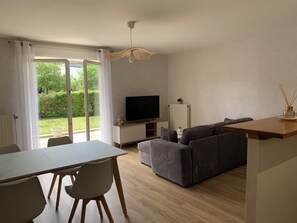 Smart TV - Spacious, quiet apartment close to all amenities, at the crossroads of the beaches (Plancoët)