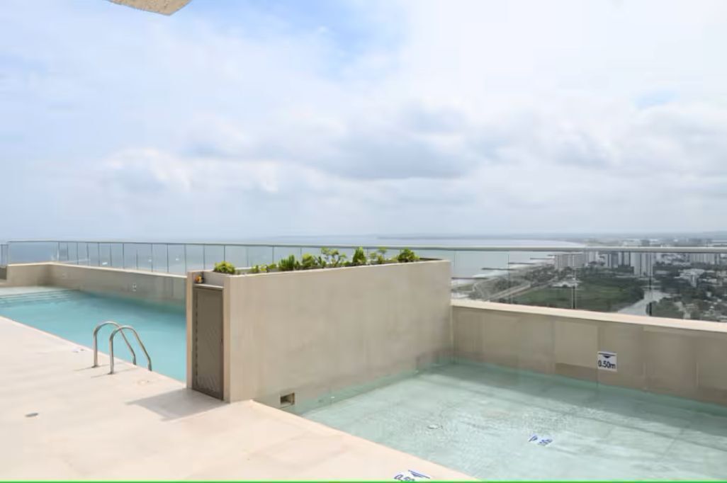 Une piscine sur le toit offrant une vue dégagée sur le paysage urbain.
