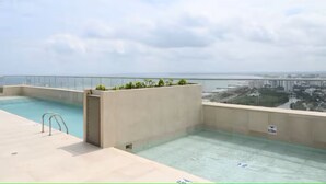 Ein Pool auf dem Dach mit freiem Blick auf die Stadtlandschaft.