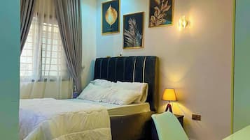 Apartamento económico, balcón, vistas a la ciudad | Caja fuerte, escritorio, espacio para trabajar con un portátil