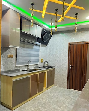 Economy Apartment, Balcony, City View | Private kitchen | Fridge, microwave, oven, stovetop - Vokz Luxury Shortlet (Alakahia)