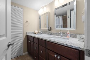 Bathroom - Beautiful Townhome/Fully Furnished in the heart of Palm Harbor. (Palm Harbor)