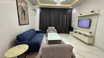 Deluxe-Apartment, Balkon, Stadtblick | Wohnbereich