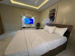 Apartamento luxo, sacada, vista para a cidade | Cofres nos quartos, escrivaninha, espaço de trabalho para notebook