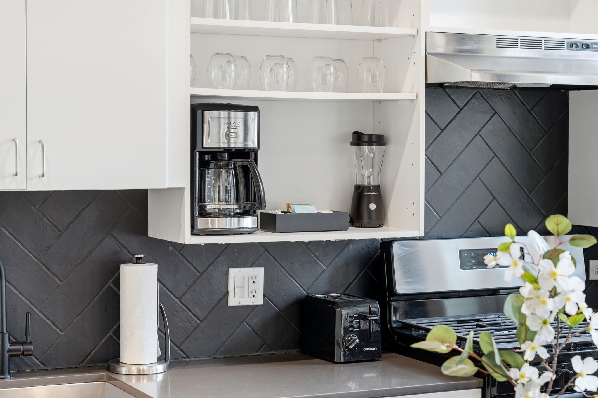 Cafetera/tetera, refrigerador, microondas, horno