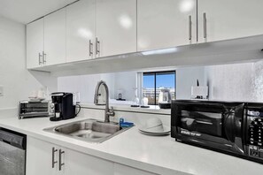 Kühlschrank, Mikrowelle, Herdplatte, Geschirrspüler