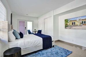 WiFi, bed sheets - Modern Lake Worth Suite w Patio and Pool (Lake Worth Beach)