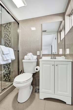 Shower, hair dryer, shampoo - Modern Lake Worth Suite w Patio and Pool (Lake Worth Beach)
