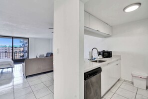 Interior - Cozy Miami Gardens Studio King Bed & Tub - 712 (Miami)