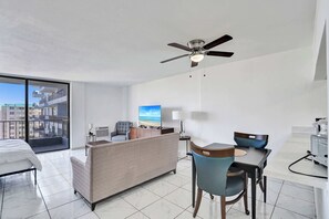 Living area - Cozy Miami Gardens Studio King Bed & Tub - 712 (Miami)