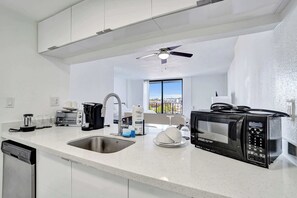 Private kitchen - Cozy Miami Gardens Studio King Bed & Tub - 712 (Miami)