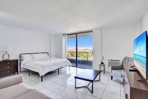 Cozy Miami Gardens Studio King Bed & Tub - 712