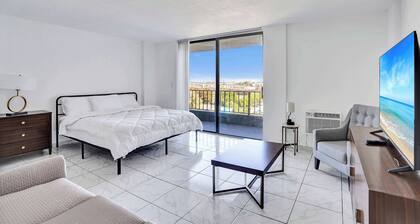 Cozy Miami Gardens Studio King Bed & Tub - 712