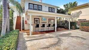 Una casa a due piani con un portico coperto.