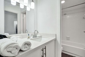 Douche, serviettes fournies, shampoing