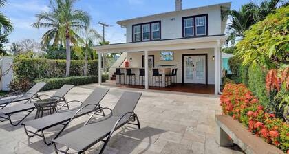 Bright Studio + Pool | Walk to Lake Worth