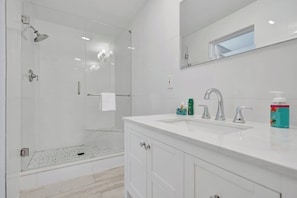 Douche, sèche-cheveux, shampoing