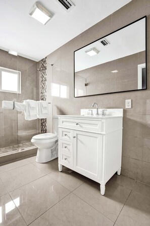 Shower, shampoo - Lake Worth Suite w/ 2 Queen Beds & Pool (Lake Worth Beach)