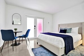 WiFi, bed sheets - Lake Worth Suite w/ 2 Queen Beds & Pool (Lake Worth Beach)