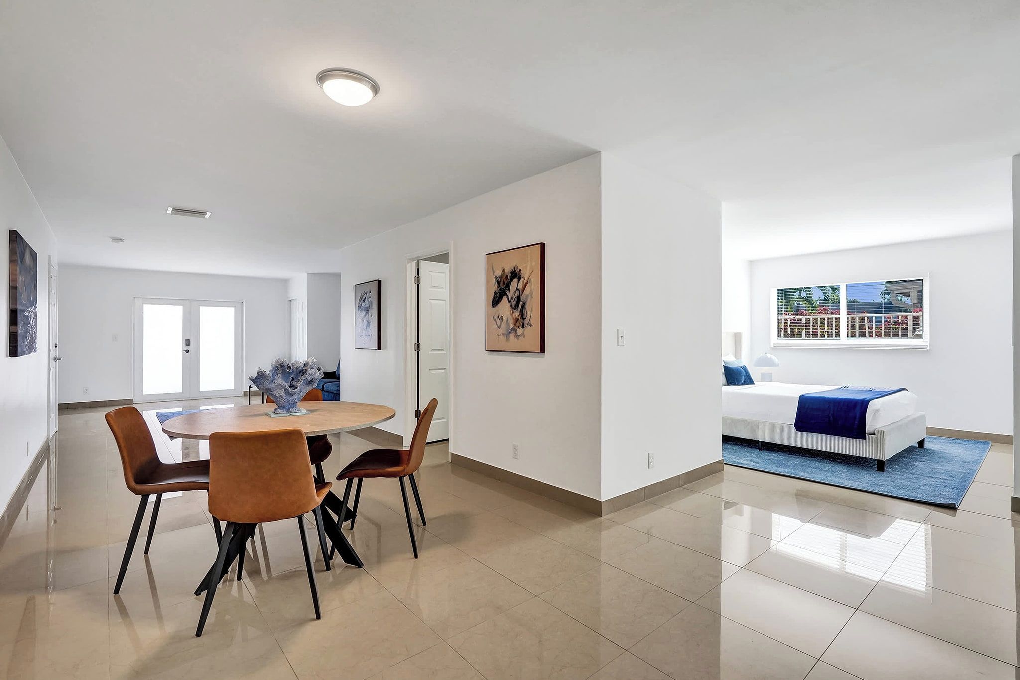Un espace de vie moderne comprenant un coin repas, une chambre et une salle de bain.