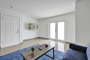 Living area - Comfortable Large Studio w/ Pool at Lake Worth (Lake Worth Beach)