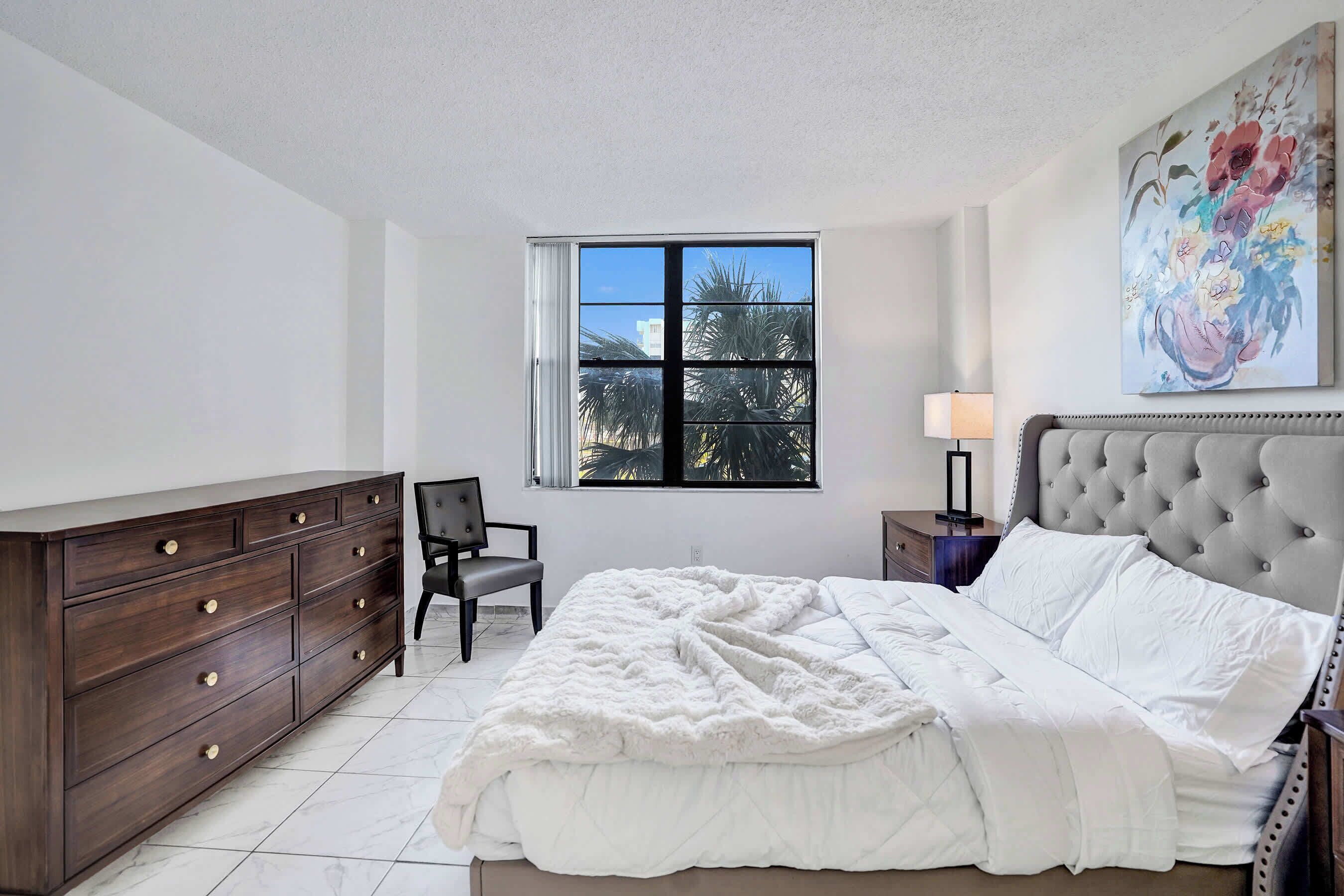 Desk, iron/ironing board, WiFi, bed sheets