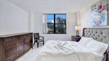 Desk, iron/ironing board, WiFi, bed sheets