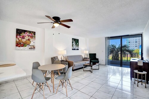 Cozy 1BR Near Hard Rock Stadium - 214