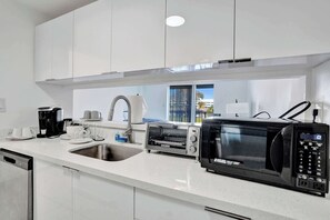Fridge, microwave, stovetop, dishwasher
