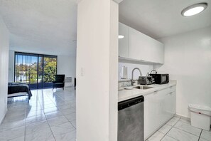 Refrigerador, microondas, placa de cocina, lavavajillas
