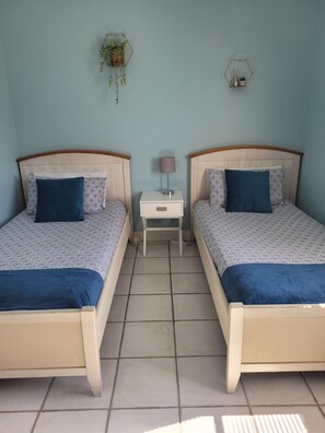 Room - Charming house with private pool in the center of the historic village. (Rives-d'Autise)