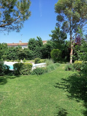 Pool - Charming house with private pool in the center of the historic village. (Rives-d'Autise)